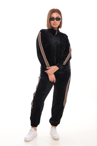  This Plus Size Womens Sports Two-Piece Set perfectly combines comfort and style. Designed in a sleek black color, this set offers freedom of movement and fits the body perfectly due to its elastic structure. The fabric composition is 75% cotton, 20% polyester, and 5% lycra, making it both durable and comfortable. Size options are 42, 44, 46, and 48. The top features a long zipper and side stripe details for a modern look, while the bottom with elasticized cuffs completes the style.