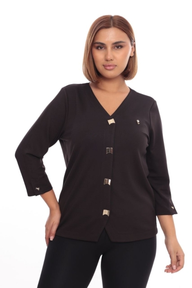  This elegant Plus Size Womens Blouse in a sophisticated brown color is perfect for daily wear. The front of the blouse features a V-neck design adorned with gold-colored decorative buttons. The three-quarter-length sleeves provide a modern and comfortable fit. The blouse worn by the model contains 75% cotton, 20% polyester, and 5% lycra. Available sizes are 50, 52, 54, and 56.