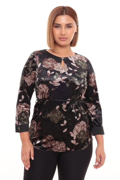  This plus size womens blouse is an elegant and comfortable choice. Featuring a green color with floral patterns, this blouse is made of 100% polyester fabric. It is available in sizes 42, 44, 46, and 48. From the front view, the blouse has a round neckline with a small V-cut detail. The sleeve cuffs are buttoned and the waist can be adjusted with a tie string. The back side continues with the floral patterns, completing the overall stylish look.