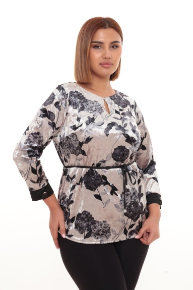  This plus-size womens blouse offers an elegant and stylish look. With its beige color and patterned design, it is suitable for all ages. The blouse is available in sizes 42, 44, 46, and 48, and the fabric content is 100% Polyester. The front of the blouse features a small neckline detail, and the tie detail at the waist allows for a better fit. It has long sleeves with button details on the cuffs. Its comfortable and breathable fabric makes it suitable for daily wear.