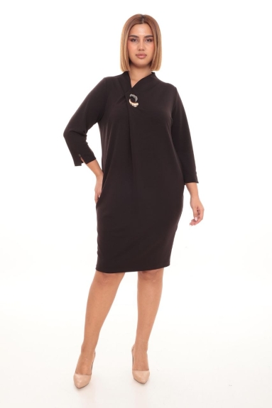  This plus-size womens dress stands out with its elegant design and comfortable structure. Featuring a brown tone that matches any environment, this dress is made of 47% viscose, 47% polyester, and 6% lycra fabric. This combination gives the dress flexibility and comfort while also adding elegance. Available in sizes 42, 44, 46, and 48, this model is notable for its modern cut. Suitable for both daily wear and special occasions, this dress is completed with a graceful accessory.