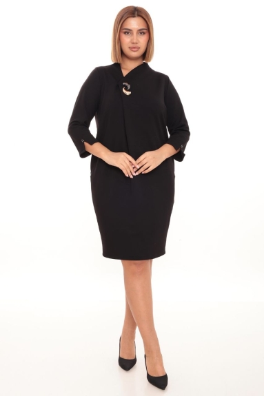  This product is a stylish black dress designed for plus-size women. Besides its elegant design, the fabric content is 47% Viscose, 47% Polyester, and 6% Lycra, making it both comfortable and aesthetically pleasing. The elegance of the black color makes the dress suitable for all kinds of occasions. The knee-length design makes it ideal for both daily wear and special events. The dress is available in sizes 42, 44, 46, and 48 and accommodates different body types.