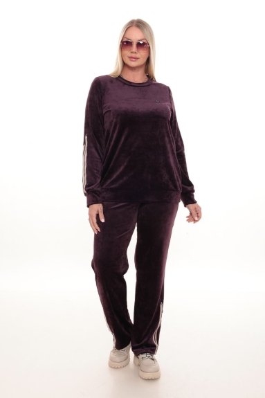  This stylish and comfortable Plus Size Womens Sports Two-Piece Set stands out with its burgundy color. The product is available in sizes 42, 44, 46, and 48. The fabric content is 92% Polyester and 8% Lycra, providing the outfit with flexibility and comfort. The set consists of a long-sleeved top and relaxed-fit pants. The stripe details on the sleeves add a modern look, while the zipper details on the pant legs add a sporty touch.
