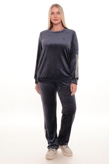  This product is designed as a Plus Size Womens Sports Two-Piece Set in an anthracite color. Available sizes are 42, 44, 46, and 48. The fabric composition is 92% Polyester and 8% Lycra. The set includes a long-sleeved top and comfortable fit pants, ideal for sports activities or for a casual day. Its modern appearance and high-quality fabric ensure comfort throughout the day. The strip details on the sleeves add a stylish touch to the set.