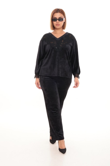  This elegant and stylish plus-size womens two-piece set is designed to offer both comfort and elegance. The top piece features lace detailing and a V-neck cut, adding a touch of sophistication, while its long sleeves make it suitable for everyday wear. The bottom piece, with its wide-leg design and flexible structure, ensures comfort throughout the day. The set comes in a classic black color, ensuring timeless elegance in any setting. Available in sizes 42, 44, 46, and 48, the fabric composition is 92% polyester and 8% lycra, providing both durability and flexibility. This twin set is versatile enough for both special occasions and everyday wear.