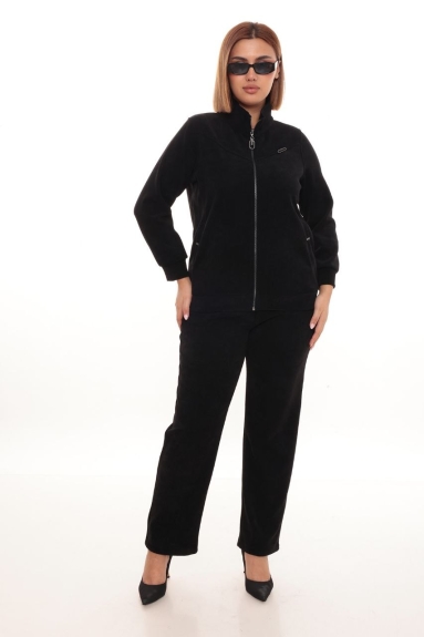  This Plus Size Womens Two-Piece Set perfectly combines elegance and comfort. The set comes in black and is made entirely of 100% polyester fabric. It includes a zippered jacket and comfortable fit trousers, making it ideal for both everyday wear and special occasions. The size options are 48, 50, and 52.