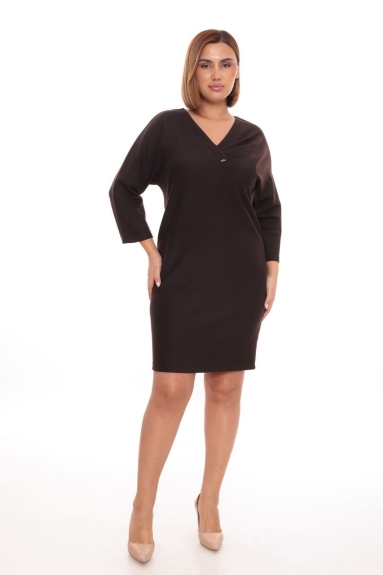  This plus size womens evening dress offers a chic and comfortable combination in a brown hue. The dress comes in sizes 42, 44, 46, and 48. Its fabric composition includes 68% Polyester, 25% Viscose, and 7% Elastane, providing flexibility and durability. The V-neck design stands out, making the dress suitable for both casual and special occasions. Its modern cut and special stitching details elegantly highlight body contours. The three-quarter sleeve design makes it wearable in varying weather conditions. With this dress, you achieve an elegant look without compromising on comfort.